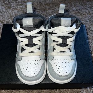 Jordan 1 Mid Light Smoke Grey